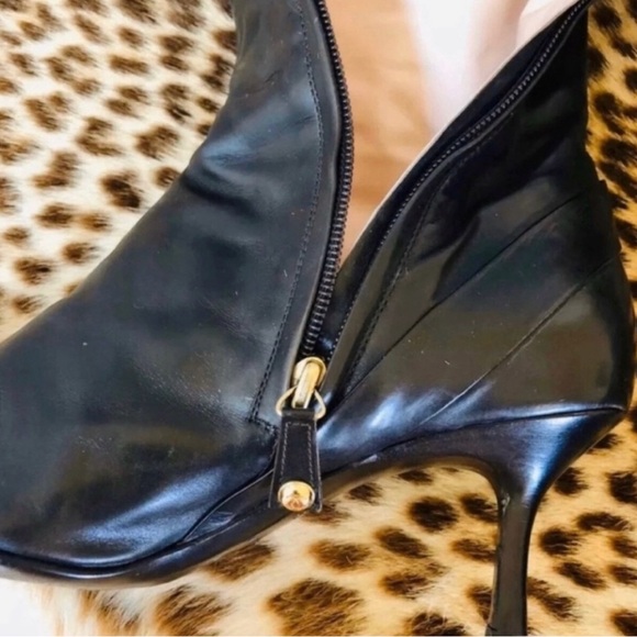 Authentic Chanel made in Italy Black Leather Pointed Toe Boots. Size 39. - Picture 3 of 9